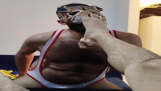 Lambendo pé 