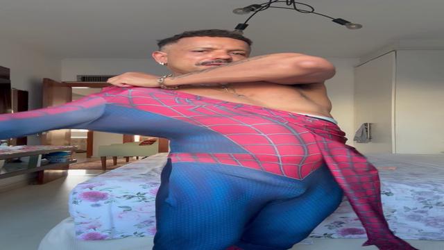 Vocês curtem um NEGÃO bem PUTÃO vestindo UMA FANTASI...
