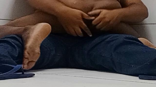 NEGÃO MADURO, BEIJOU, CENTOU E GOZOU.