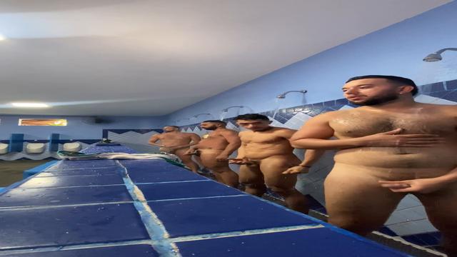 Pegacao no banheiro público 