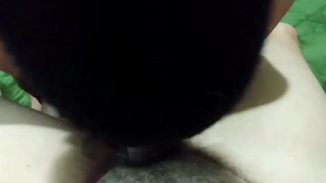 Puta lambendo a pica do macho com carinho