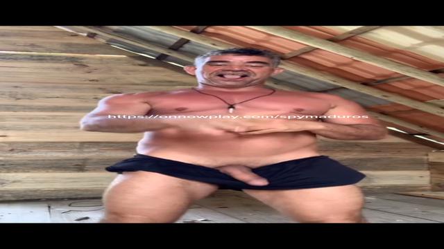 Macho gostoso dançando