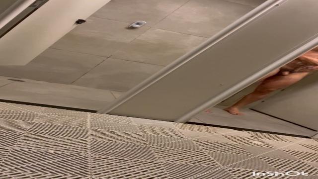 Delícia de cara viu , ele sempre toma banho de porta...
