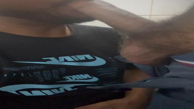 Caminhoneiro roludo me dando pica pra mamar 