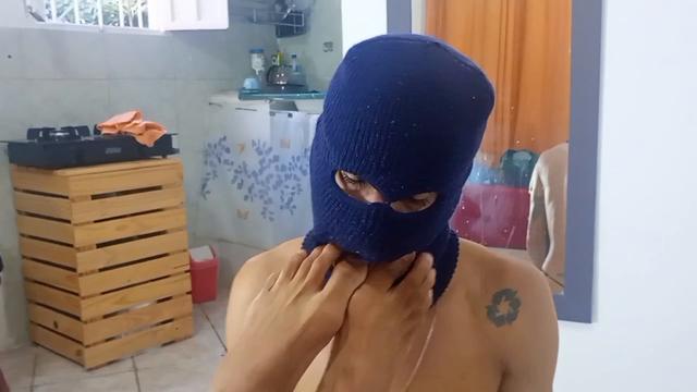 Arrastei o sub-gerente do buteco pros fundos e meti ...