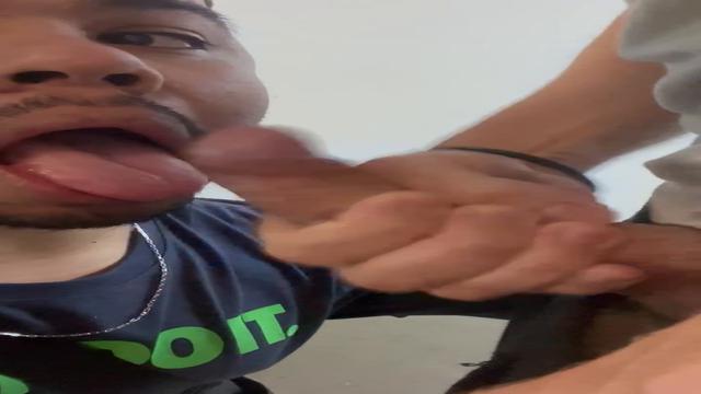 Putao leitou gostoso minha boca nas escadas do shopp...