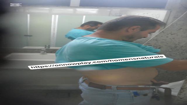 Banheiro coroa roludo