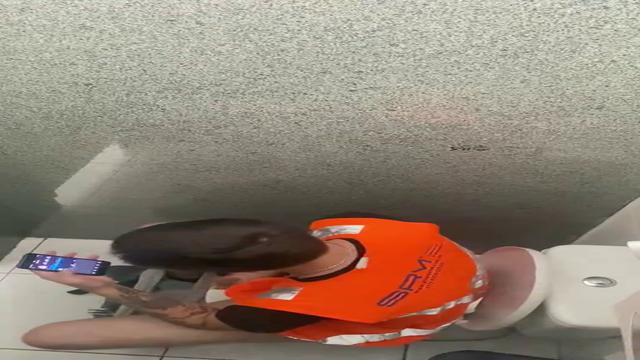 Batendo uma no banheiro 