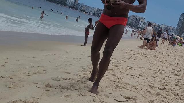 Flagrando Malas na praia de Copacabana Part 2