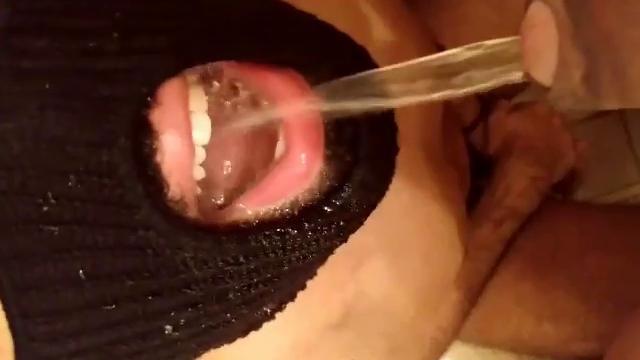 Mijando e esculachando a cadela