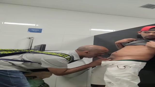 Dando leite pro coroa safado