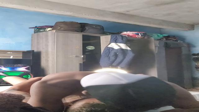 Sentei gostoso no pau do garoto tava com tanto tesão...
