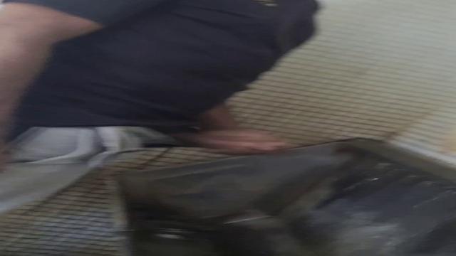 63 - Flagras de mijadas e pegaçao no mictório ?