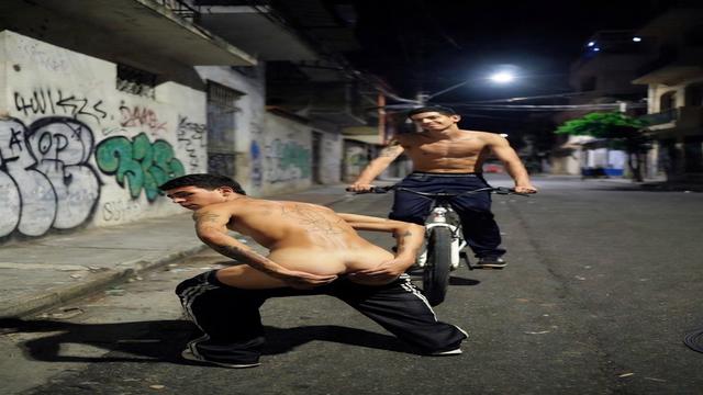 Brincando com o cuzinho na rua 