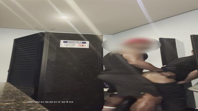 Fudendo esse novinho no WC do cinema 