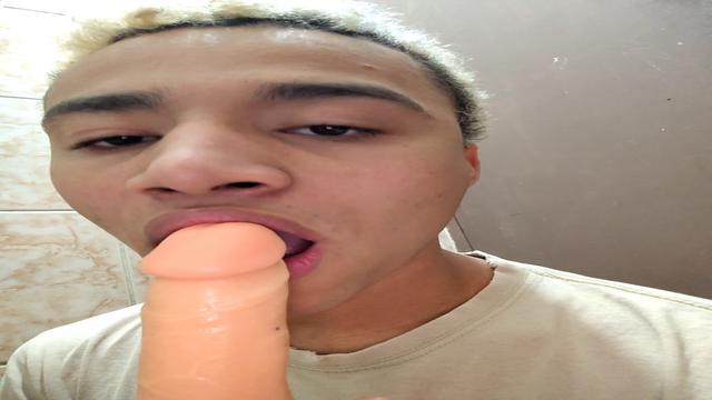 Chupando o meu macho de borracha 
