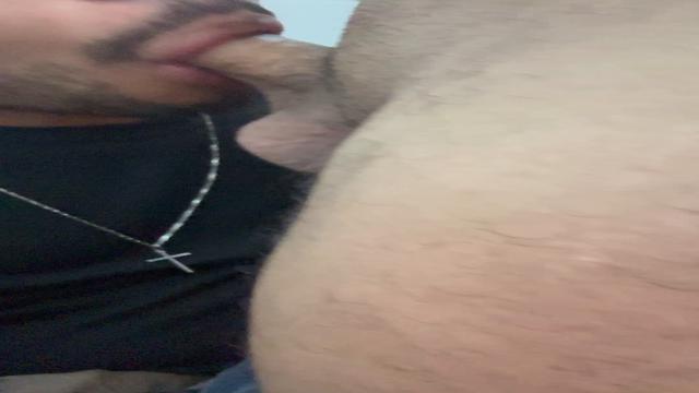 Mamando a pica do caminhoneiro no banheiro do posto 