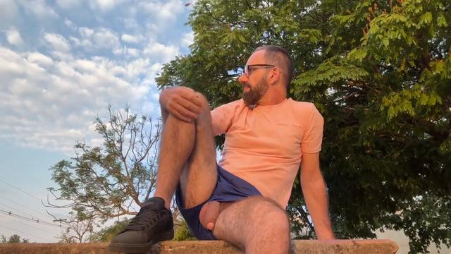 vídeo 6 de 7 - exibindo o pau quando sai para correr