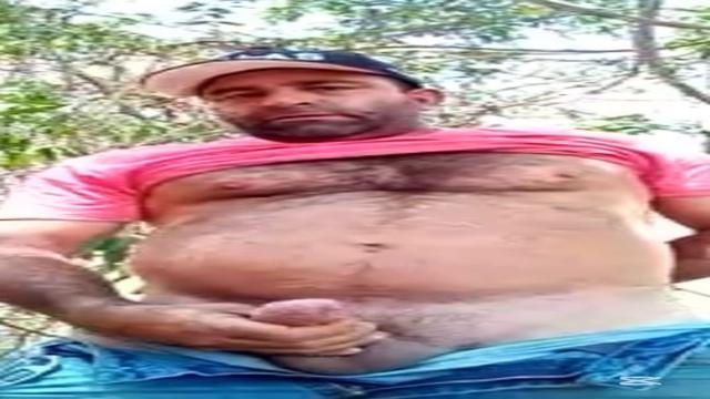 Esse coroa é muito perfeito dessa vez bateu aquela no mato inédita ele é muito safado e demora pra gozar peludo huuum
