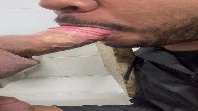 Mamando no banheiro do mercado 