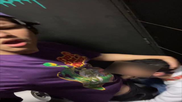 Botei o puto pra mamar minha pica no banheiro da balada