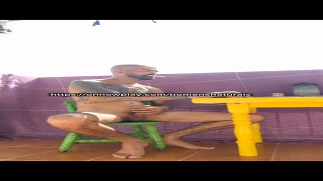 Macho dotado tatuado fumando