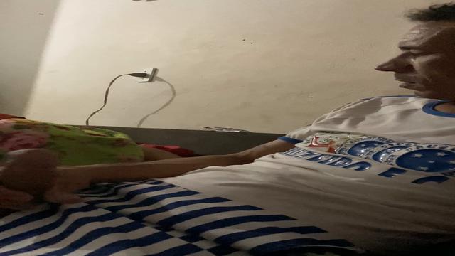 Fiquei com tezão enquanto ela dormia então gozei sozinho. 