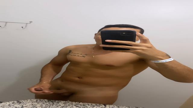 Eu batendo uma até eu gozar 