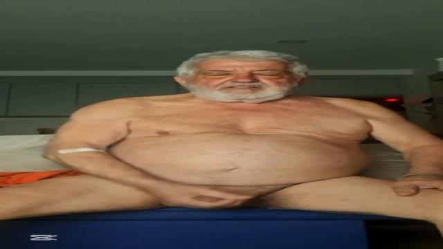 Coroa gostoso rola boa um tesão ignora a parte do cu sujo kkkk vídeo inédito 67 anos dando leite 