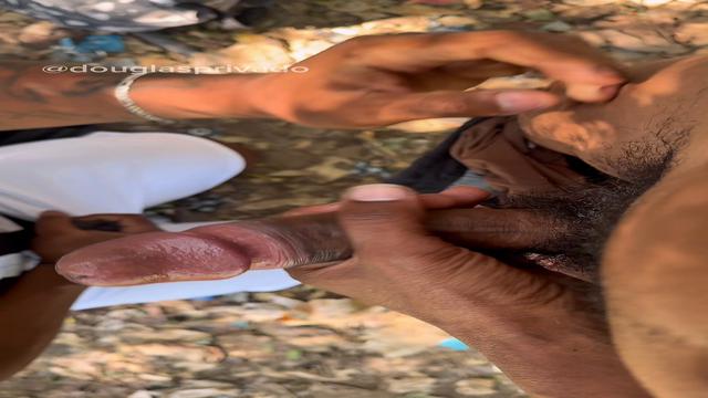 TIRANDO LEITE DE MACHO NA TRILHA 