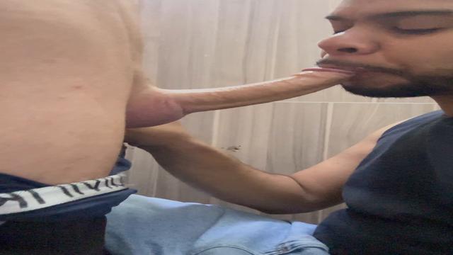 Mamando o novinho no banheiro do mercado 