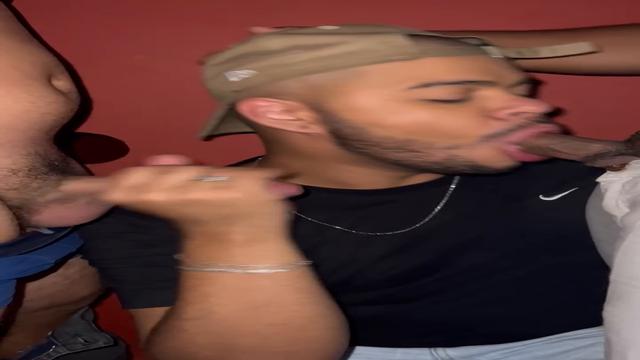 Mamando duas picas no banheiro da balada 