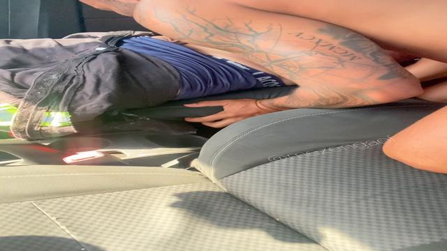 Eletricista safado socou forte meu rabo 