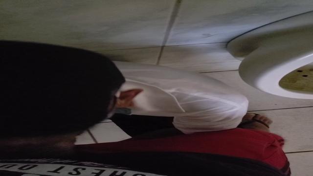 Dando um banho de porra na cara do maloka em público