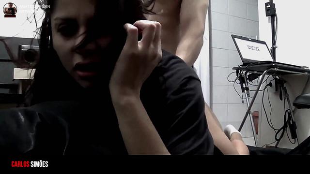 HOMEM DOTADO COMENDO A NOVINHA GOSTOSA