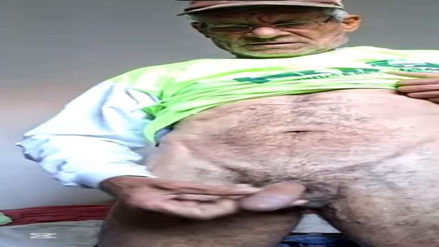 Apresentado magrinho peludinho gozando gostoso de pau mole .. inédito .. ahhhh esses aposentados safados delícia 