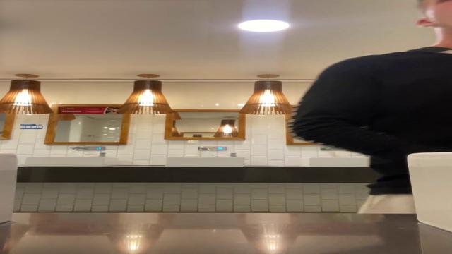 288 - Sexo com o dotado no banheiro do shopping