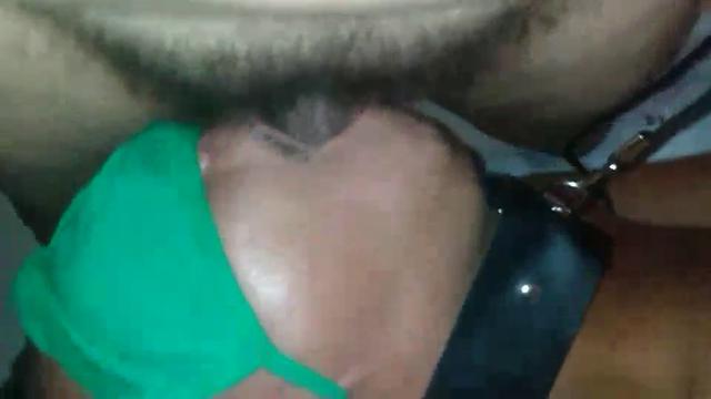 Pica na garganta da cachorra