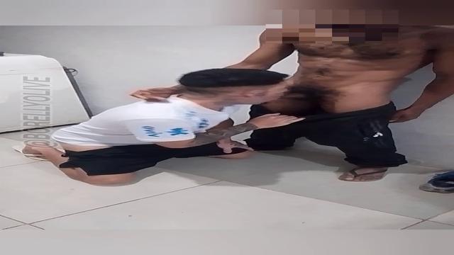 Delícia de macho pauzudo deixa esposa em casa e vem ...
