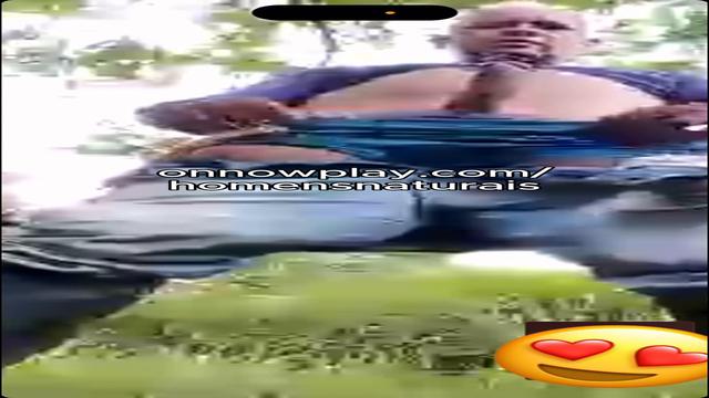 Peão moreno, gozando, dotado, montado no cavalo