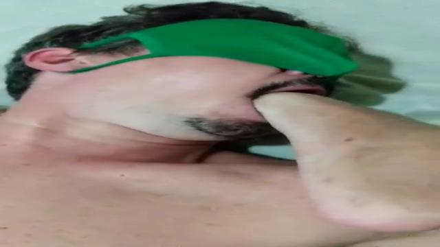 Engolindo pé de macho