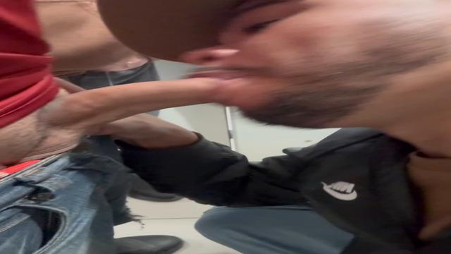 Mamando duas picss no banheiro do shopping e tomando...