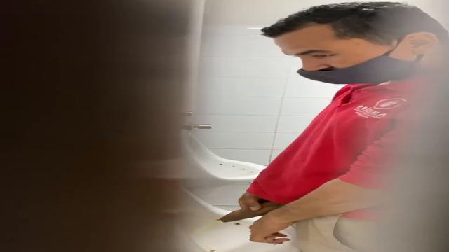 Espiando o casado no mijão 
