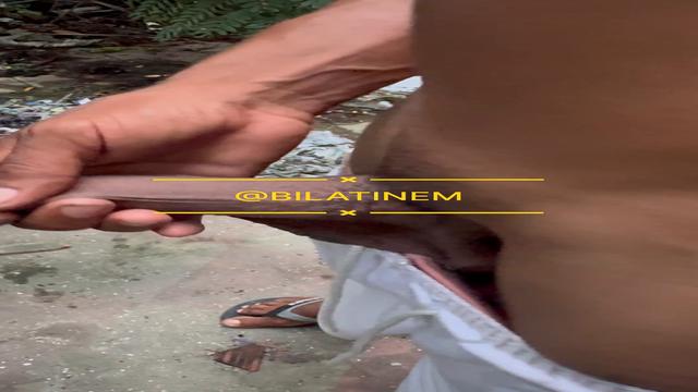 Negão embriagado liberando a pica.
