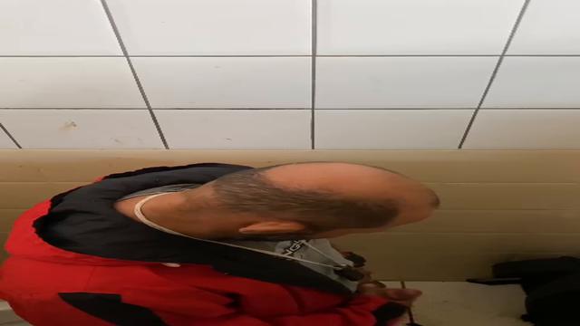 Safado batendo uma no banheiro 