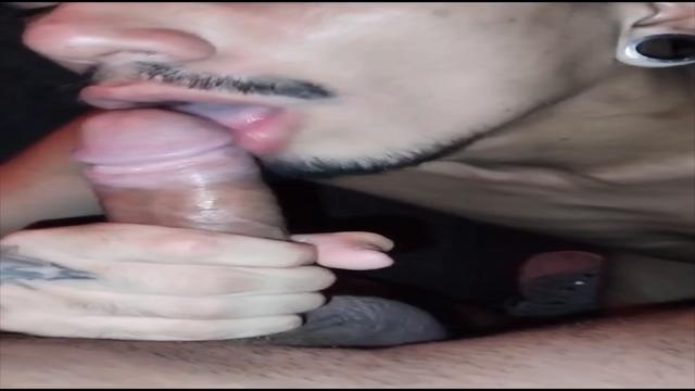 Engolindo a rola do maloca até ele gozar na minha cara