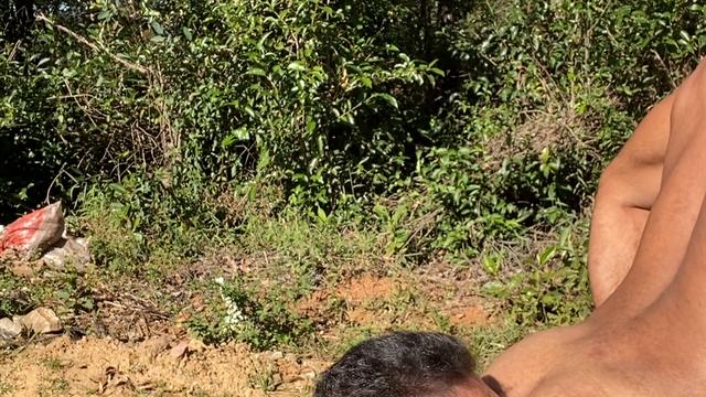 Comendo o amigo na beira da br 