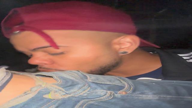 Mamando a pica do puto enquanto ele fuma um baseado