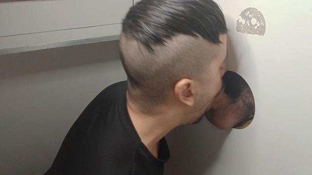 Encontrei esse pauzao enorme nas cabines e mamei gostoso 