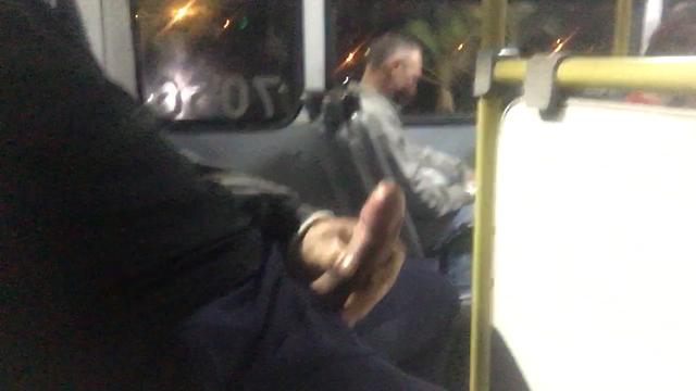 não deu pra resistir, tirei o pau pra fora, tava pul...